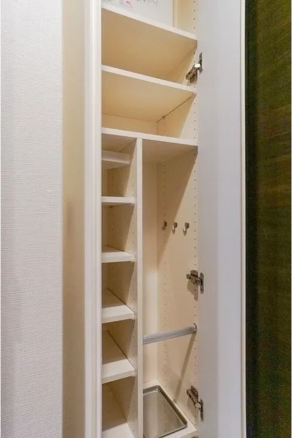 Due Kameido - Interior - ["Shelving", "Closet", "Cupboard"]