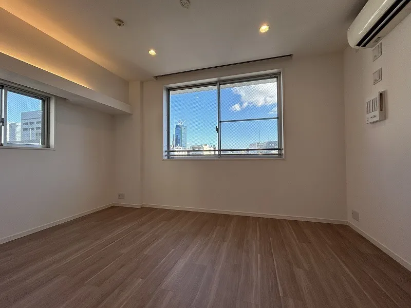 Doue Ginza East II - Interior - ["Flooring", "Floor", "Ceiling"]