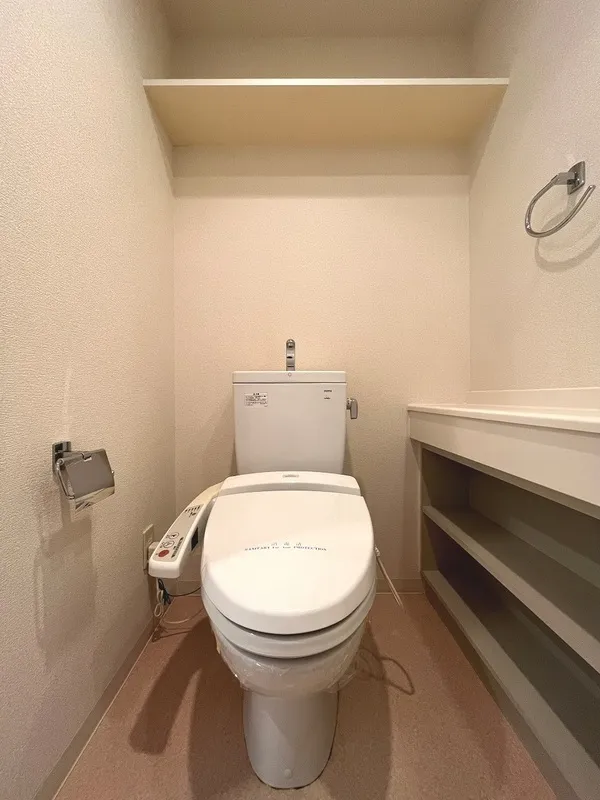 Ecology Toyocho Pro Century - Interior - ["Toilet seat", "Plumbing fixture", "Toilet"]