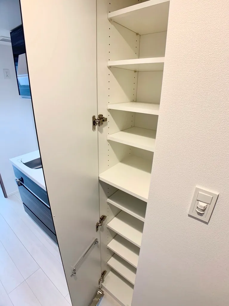 Gran Casa Sumiyoshi - Interior - ["Cabinetry", "Shelving", "Shelf"]