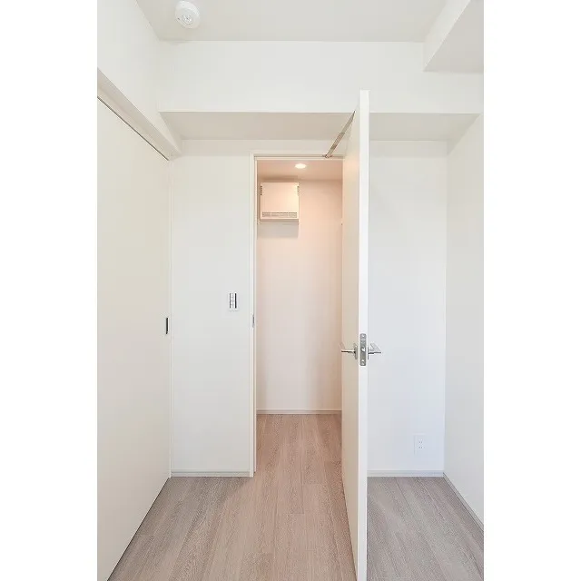 Comforia Morishita Riverside - Interior - ["Building", "Door", "Fixture"]
