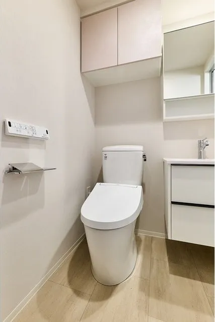 Lefon Progres Akabane Marks - Interior - ["Toilet seat", "Toilet", "Plumbing fixture"]