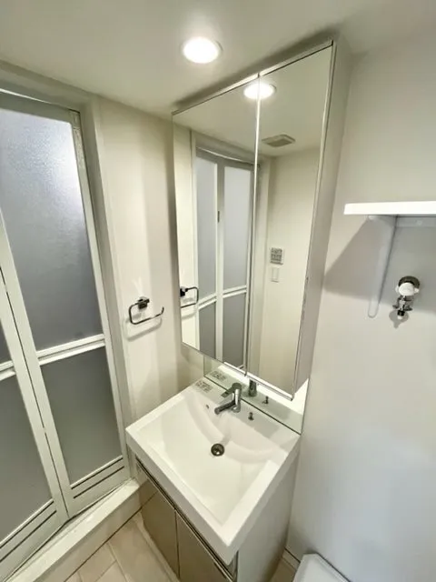Lacras Yotsuya Sanchome - Interior - ["Plumbing fixture", "Flooring", "Floor"]
