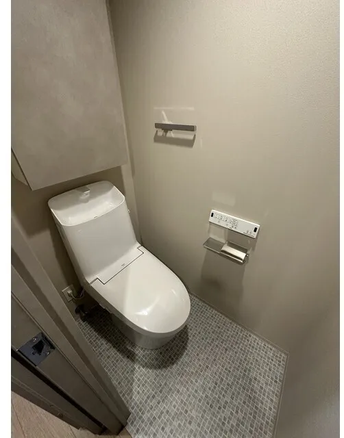 Baus Flats Kuramae - Interior - ["Toilet seat", "Toilet", "Flooring"]