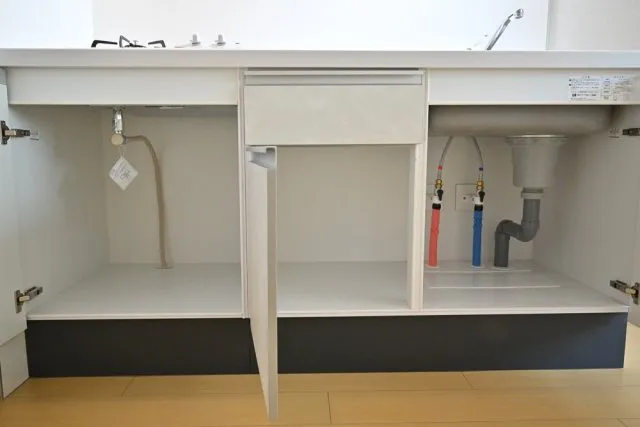 CENTRAL GARDEN RESIDENCE TOKYO - Interior - ["Flooring", "Bathroom cabinet", "Plumbing"]