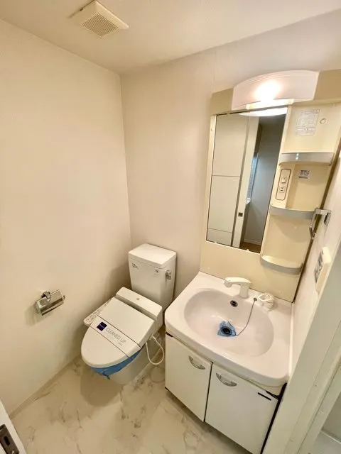 Residia Toranomon - Interior - ["Mirror", "Tap", "Bathroom sink"]