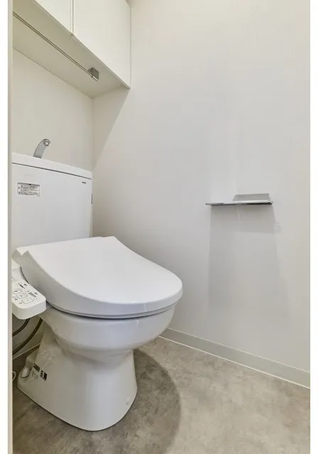 Gran Casa Oku - Interior - ["Toilet seat", "Toilet", "Plumbing fixture"]