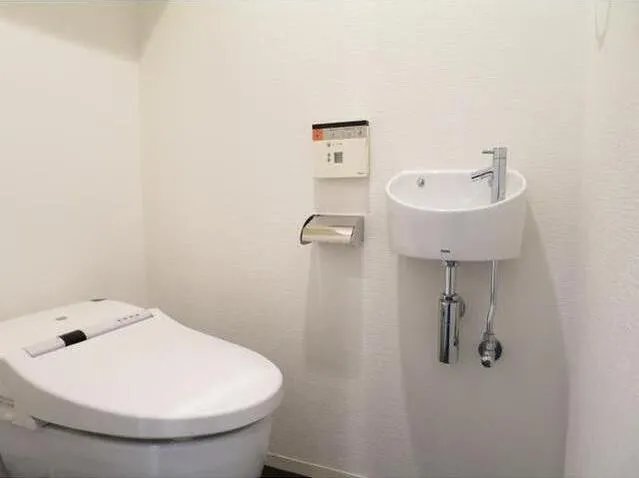 Ipse Gakugei Daigaku - Interior - ["Toilet seat", "Toilet", "Plumbing fixture"]