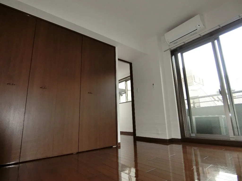 Shiba Park Apartment - Interior - ["Window", "Fixture", "Door"]