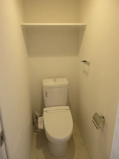 Traditio Monzen Nakacho - Interior - ["Toilet seat", "Toilet roll holder", "Toilet"]