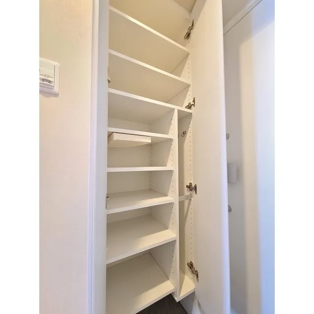 Comforia Higashioi II - Interior - ["Shelf", "Fixture", "Wood"]