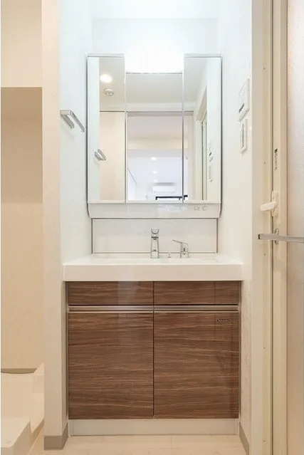 Comforia Liv Bunkyo Gokokuji - Interior - ["Flooring", "Bathroom cabinet", "Bathroom Sink"]