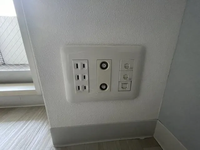 Geoluminous - Interior - ["Wall Socket", "Technology", "AC power plugs and sockets"]
