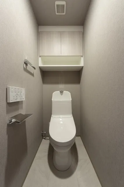 Terra Silk Forest - Interior - ["Toilet seat", "Toilet", "Flooring"]