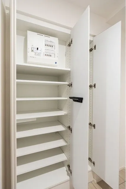 Belfarth Komazawa Sanchome - Interior - ["Fixture", "Building", "Door"]