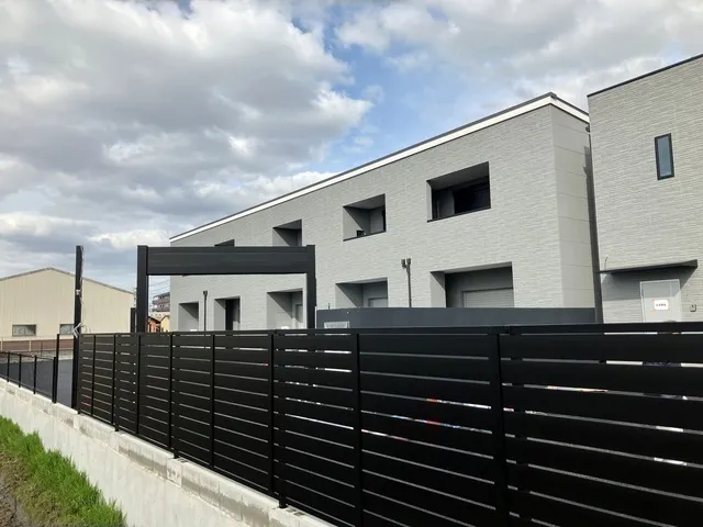 Tom's Garage - Exterior - ["Composite material", "Metal", "Fence"]