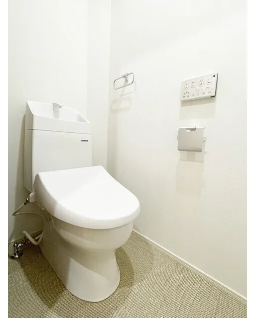 Covent Garden - Interior - ["Toilet seat", "Toilet", "Bathroom"]