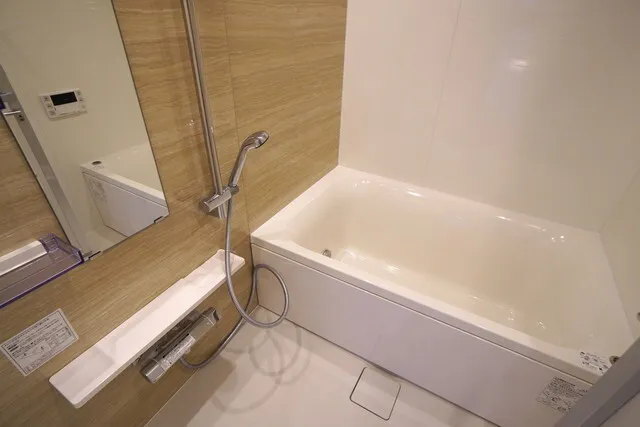 Ipse Himonya - Interior - ["Bathtub", "Plumbing fixture", "Bathroom"]
