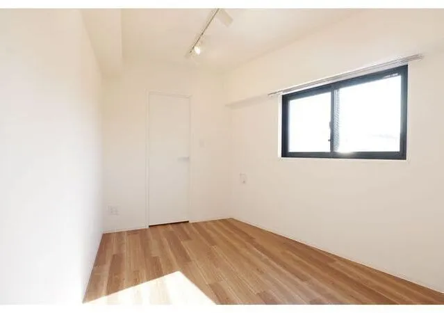 Zinnia Fudomae - Interior - ["Window", "Fixture", "Wood"]