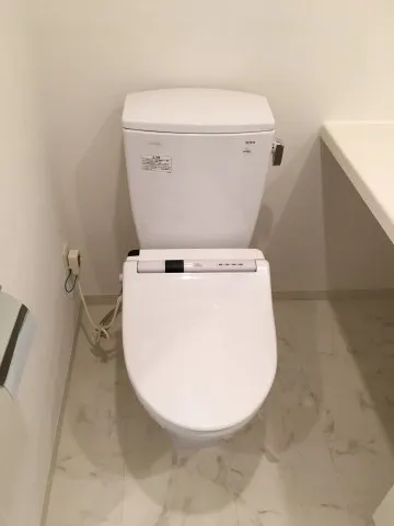 Prime Urban Yoga II - Interior - ["Toilet seat", "Plumbing fixture", "Toilet"]