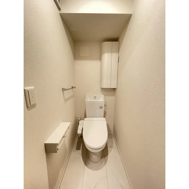 Le Chamveil - Interior - ["Toilet", "Toilet seat", "Fixture"]