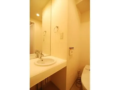 Cresidence Toranomon - Interior - ["Mirror", "Tap", "Bathroom sink"]