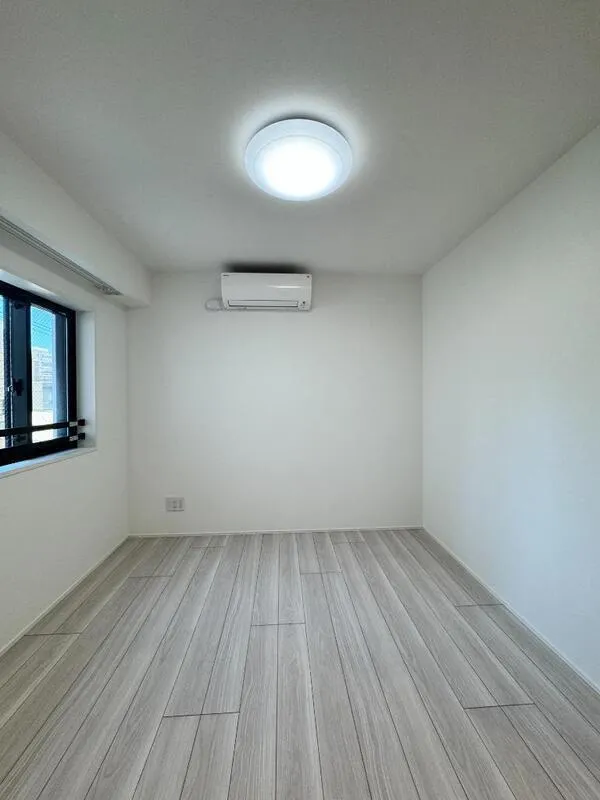 LUMIEC un Iriya - Interior - ["Ceiling", "Flooring", "White"]