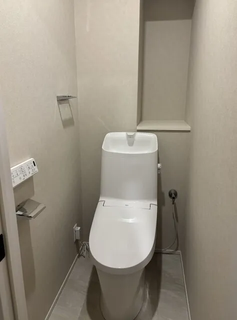 Cosmo Lead Nishi-Nippori - Interior - ["Toilet seat", "Toilet", "Flooring"]