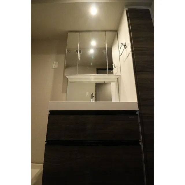 Grande Eterno - Interior - ["Tap", "Mirror", "Cabinetry"]