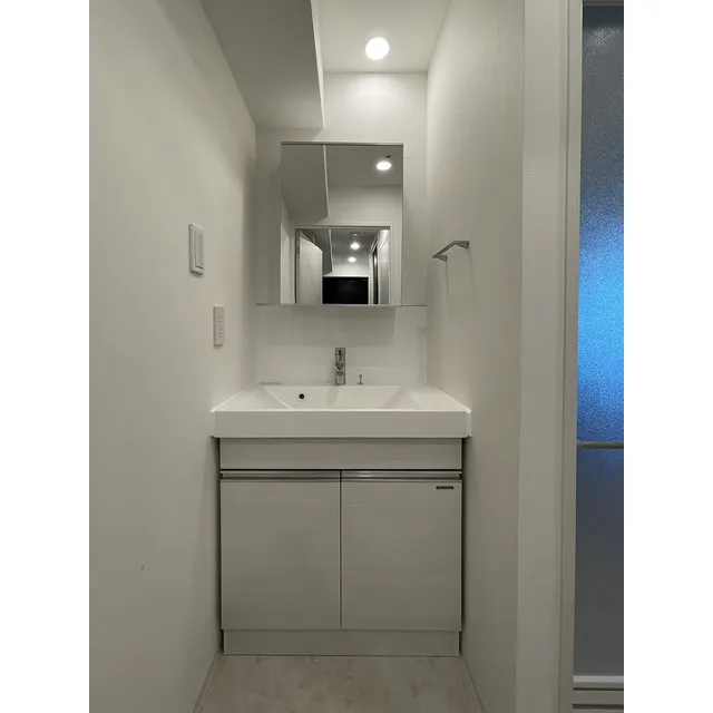 TS Residence Kita Ueno - Interior - ["Mirror", "Tap", "Sink"]