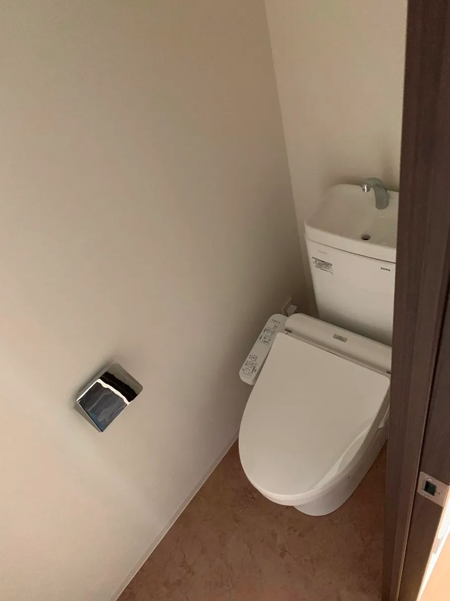 Reterrace Oshima - Interior - ["Toilet seat", "Toilet", "Plumbing fixture"]