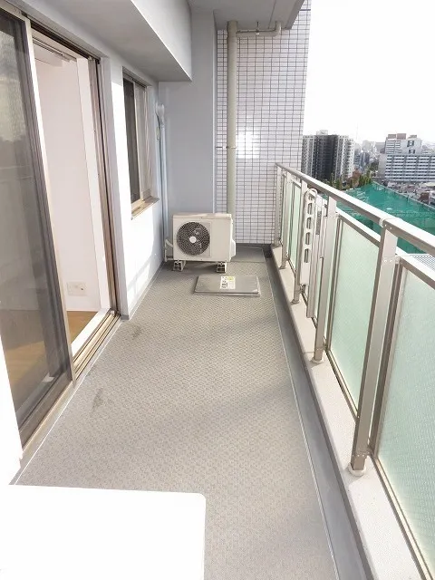 Esty Maison Oshima - Interior - ["Ceiling", "Composite material", "Metal"]