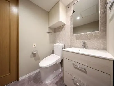 River City 21 East Towers II - Interior - ["Plumbing fixture", "Flooring", "Bathroom"]