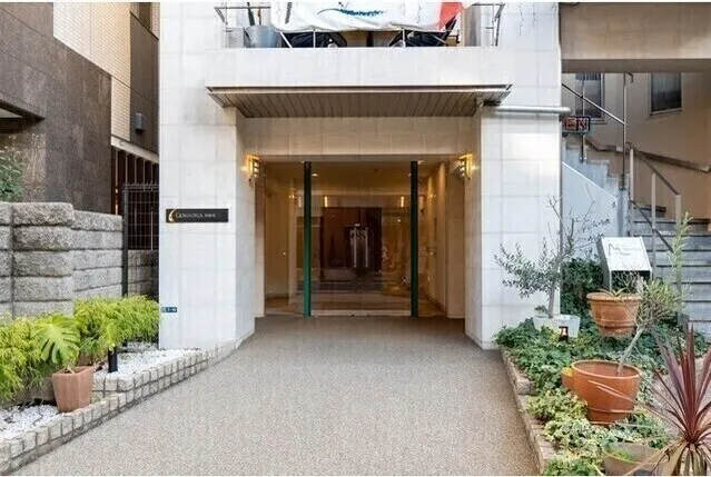 Comforia Nishiazabu - Exterior - ["Plant", "Building", "Fixture"]