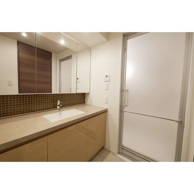 Comforia Shinjuku East Side Tower - Interior - ["Mirror", "Sink", "Tap"]