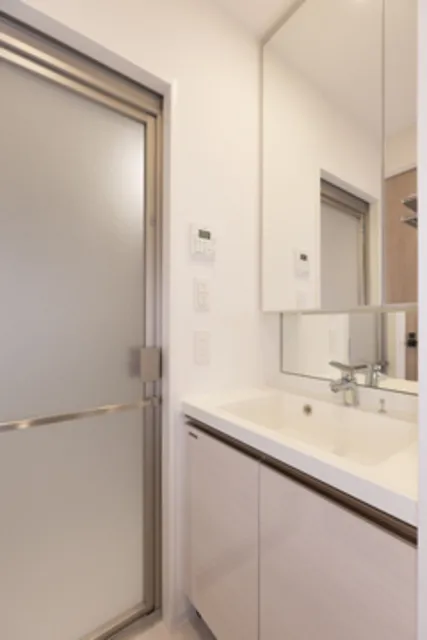 LEGASIS Nakameguro - Interior - ["Tap", "Sink", "Mirror"]