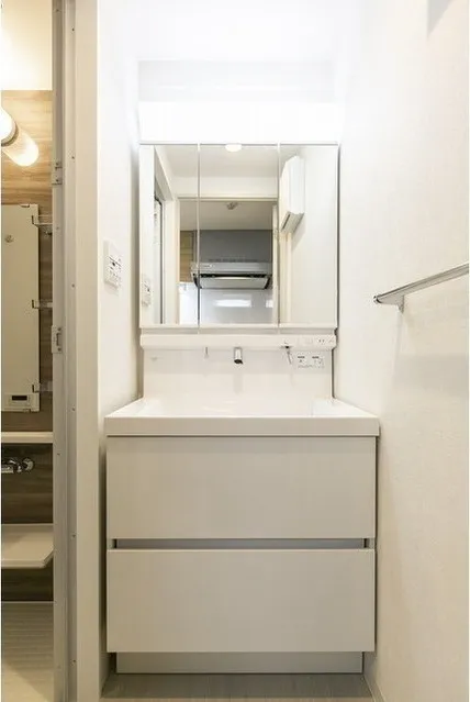Gran Casa Itabashi East - Interior - ["Tap", "Sink", "Bathroom cabinet"]