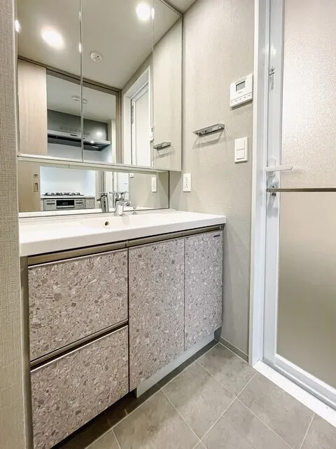 Royal Parks Ariake - Interior - ["Flooring", "Bathroom cabinet", "Plumbing fixture"]