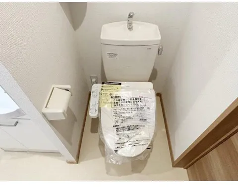 Carino7 - Interior - ["Toilet seat", "Plumbing fixture", "Toilet"]