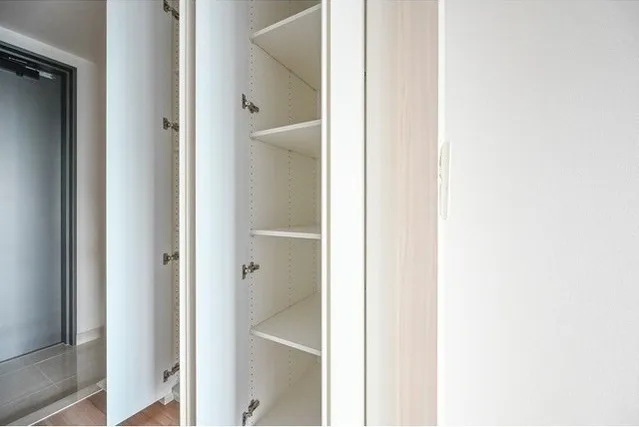 SHIBUYA CAST. APARTMENT - Interior - ["Rectangle", "Fixture", "Building"]