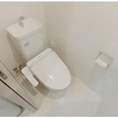 Claysia Akihabara Luxe Sweet - Interior - ["Toilet seat", "Toilet", "Plumbing fixture"]