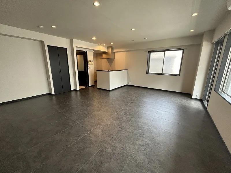 Shiba Park Apartment - Interior - ["Fixture", "Window", "Hall"]