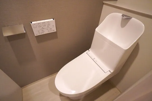 Ipse Himonya - Interior - ["Toilet", "Flooring", "Toilet seat"]
