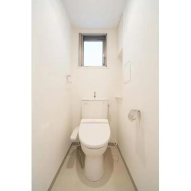 Clearwater Shiba - Interior - ["Toilet seat", "Toilet", "Bathroom"]