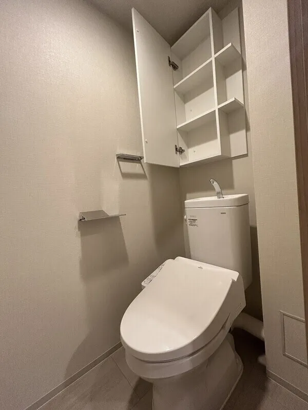 Blanchiesta Kiba - Interior - ["Plumbing fixture", "Flooring", "Toilet seat"]