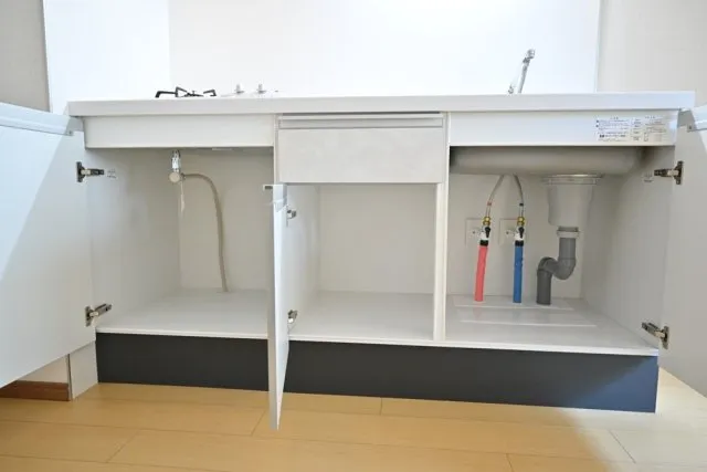 CENTRAL GARDEN RESIDENCE TOKYO - Interior - ["Cabinetry", "Flooring", "Plumbing"]