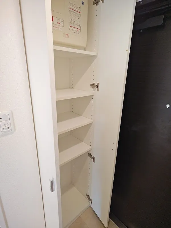 Este Maison Daizawa - Interior - ["Shelving", "Wood", "Cabinetry"]