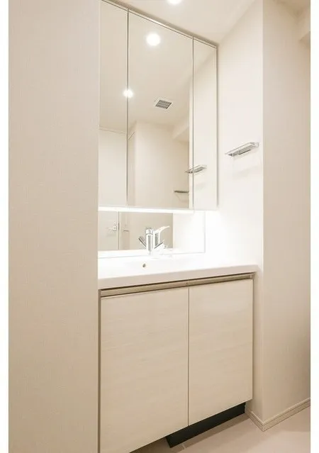 Comforia Higashiueno - Interior - ["Tap", "Sink", "Bathroom cabinet"]