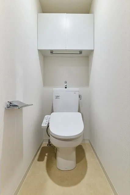 Gran Casa Oku - Interior - ["Toilet seat", "Toilet", "Bathroom"]