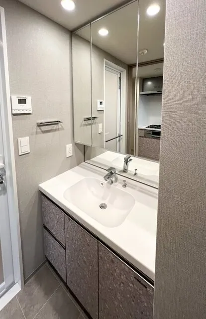 Royal Parks Ariake - Interior - ["Flooring", "Floor", "Bathroom cabinet"]